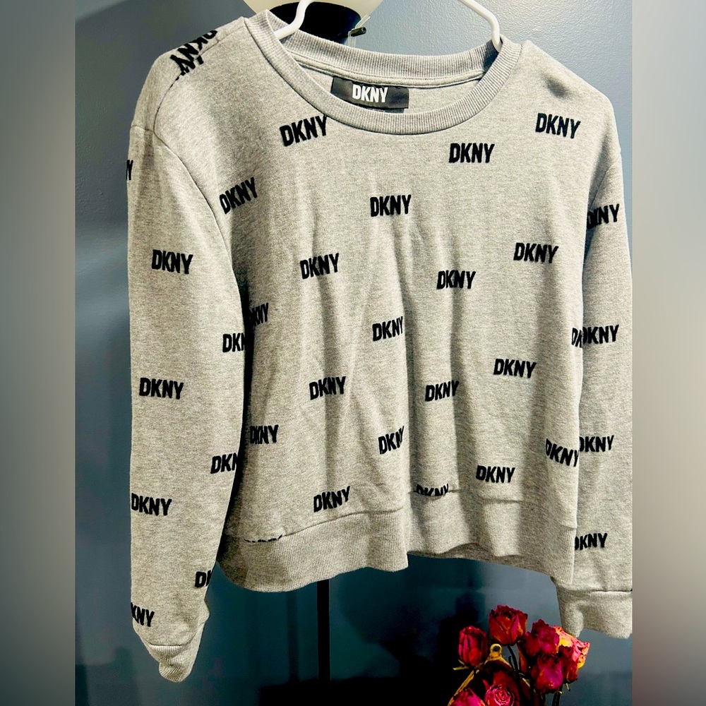 🚨PART OF 4 for 15🚨Woman DKNY long sleeve sweater XS